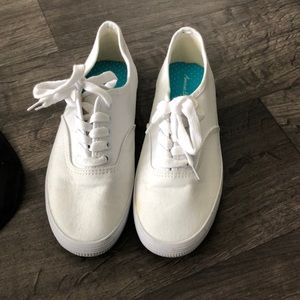 American Eagle White Canvas Shoes